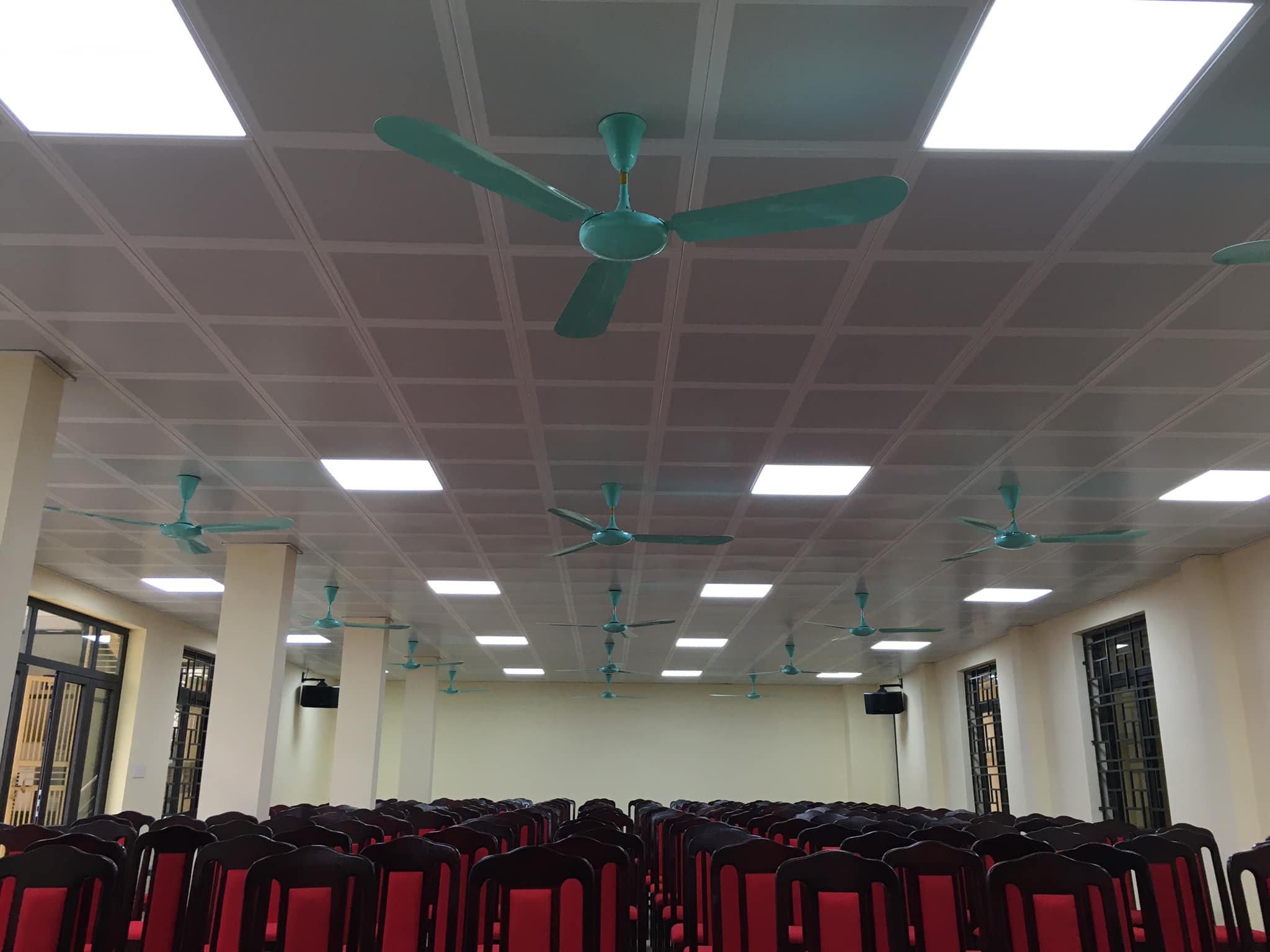 mẫu trần nhôm tiêu âm hội trường